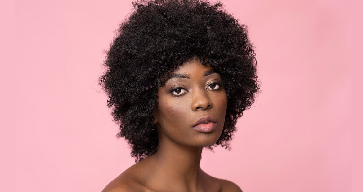 mulher com cabelo curto crespo castanho
